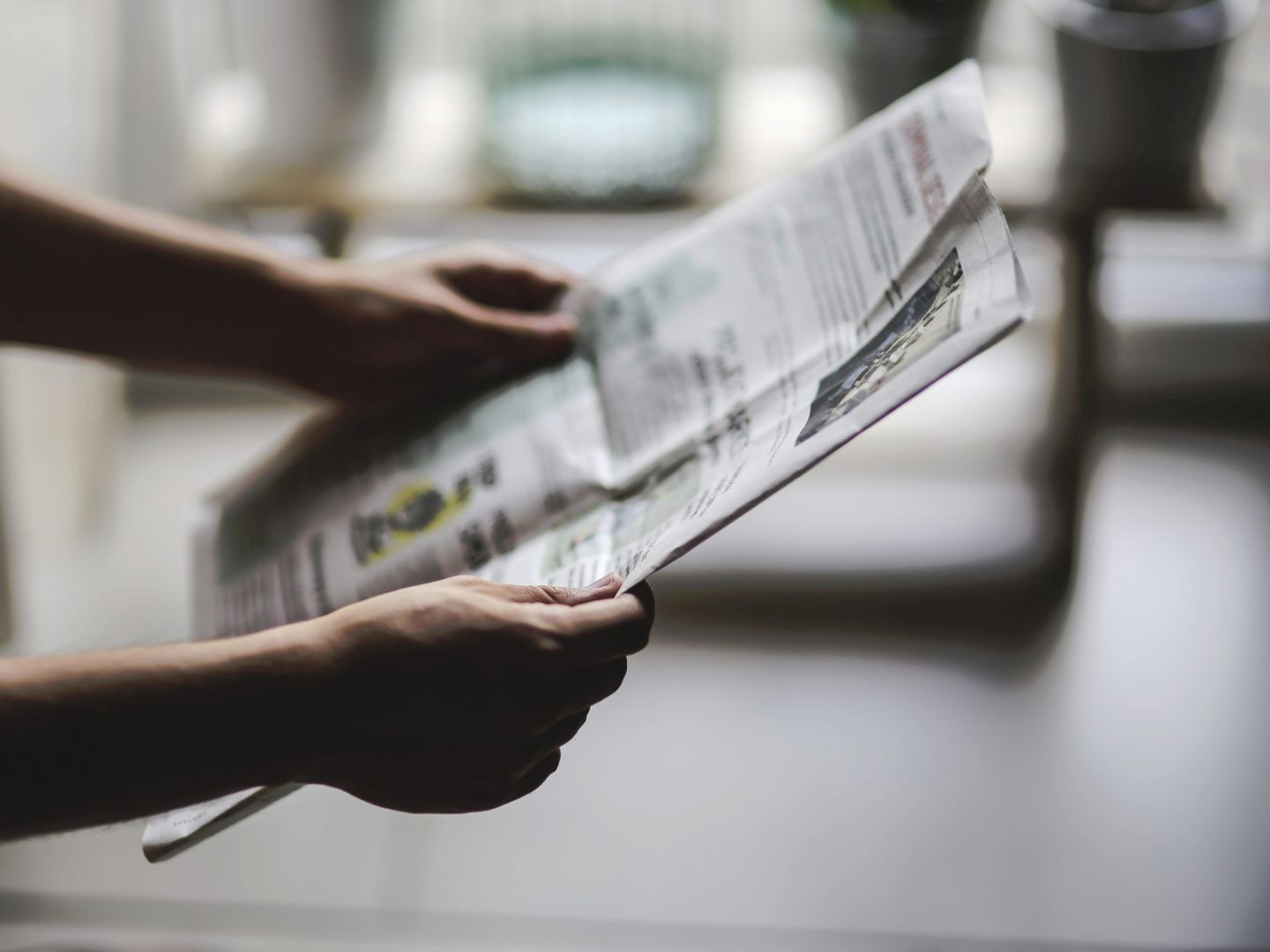 Zeitung in 2 Händen