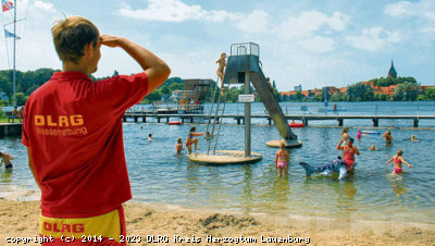 Patrick Peters (21) beobachtet die Badegäste im Möllner Luisenbad. „Letztes Wochenende standen wir hier zu fünft, um alles im Auge zu behalten“, berichtet der DLRG-Wachleiter. Denn immerhin kamen an den freien Tagen um die 1000 Besucher.
