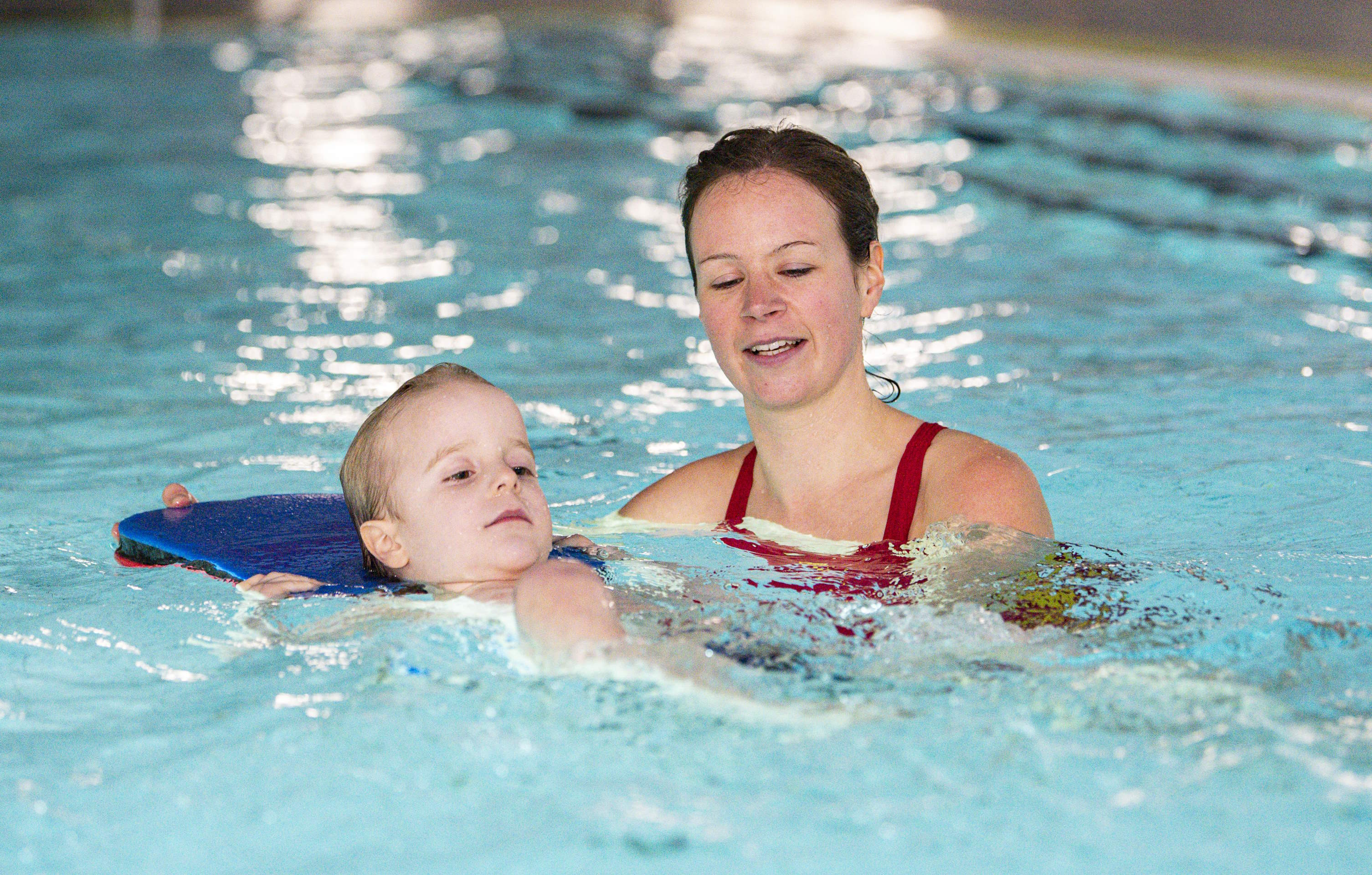 Ausbilderin im DLRG Anfängerschwimmen