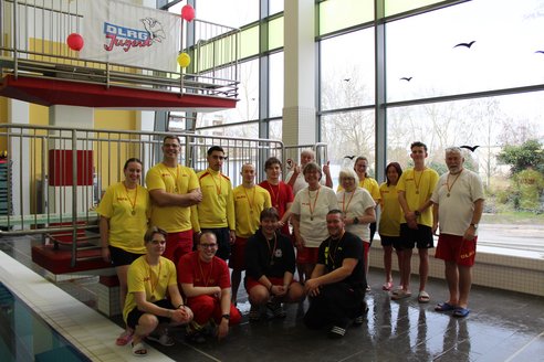 viele helfende Hände