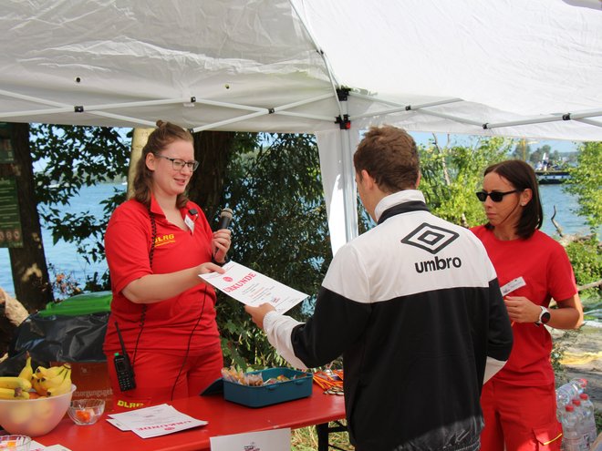 Die Urkunden werden verteilt