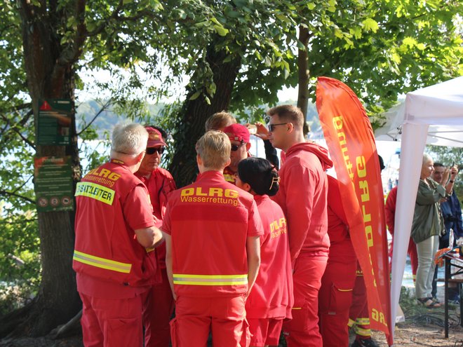 Die Bootsführer der absichernden Boote besprechen sich