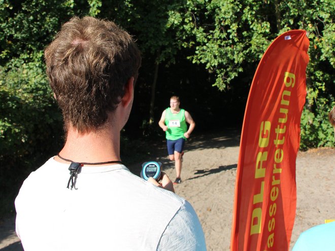 Die Ersten laufen ins Ziel ein