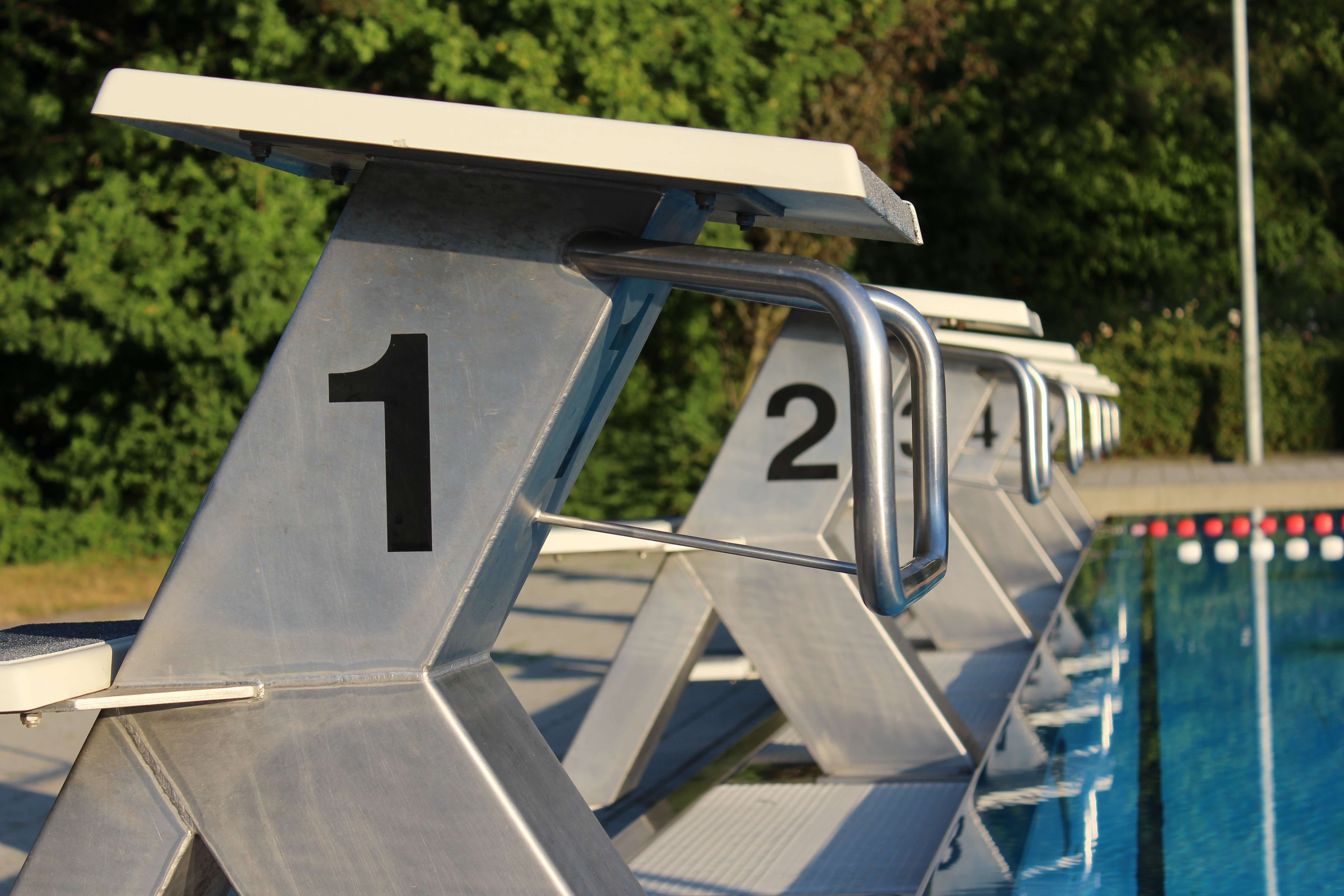 Eine Reihe Startblöcke im Freibad